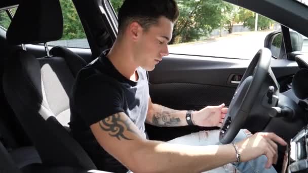 Молодий чоловік спить всередині своєї машини, виснажений — стокове відео