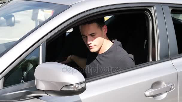 Joven saliendo de su coche — Vídeo de stock