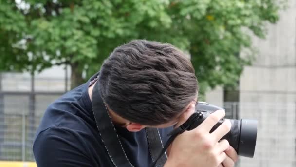 Hermoso joven fotógrafo masculino tomando fotografías — Vídeo de stock