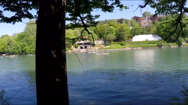 Pan sobre rio e canoas ou caiaque em movimento — Vídeo de Stock