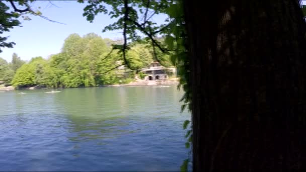 Пагорб над річкою і каное або байдарка, що рухається — стокове відео