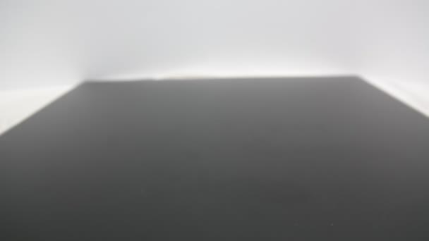 Cıvata, vida ve tarafsız arka plan üzerine düşen fındık yığını — Stok video