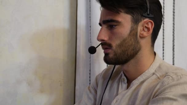 Jeune travailleur à domicile masculin avec casque — Video