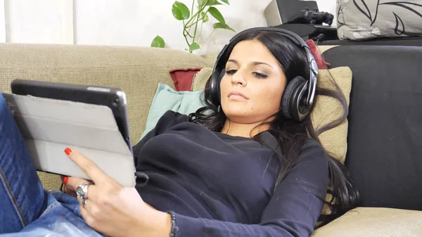 Прелестная молодая женщина смотрит видео на планшетном компьютере — стоковое фото