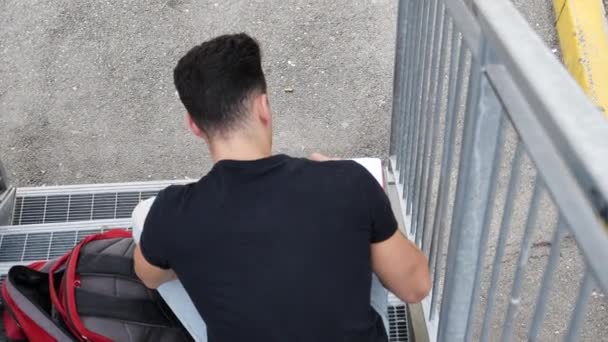 Joven escribiendo en hoja de papel con pluma — Vídeos de Stock