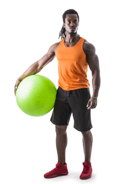 Homem preto muscular segurando bola de fitness inflável — Fotografia de Stock