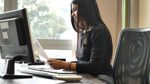 Trabajadora de oficina bastante femenina usando computadora — Foto de Stock