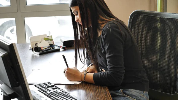 Elegante mujer de negocios sentada en su escritorio trabajando — Foto de Stock