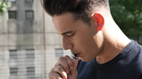 Man smoking ecig in street — Stock Photo, Image