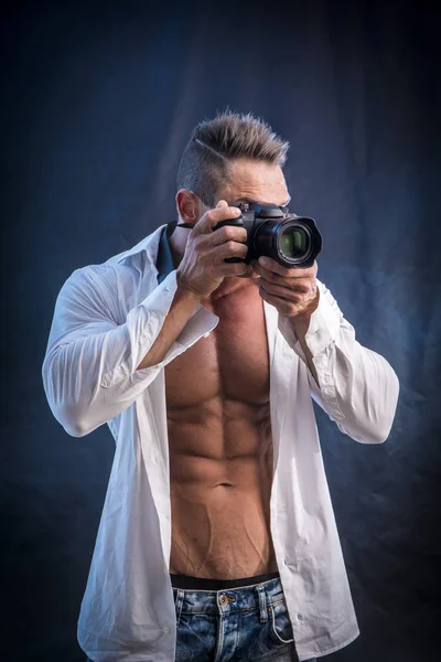 Muscular photographer taking shots — Stock Photo, Image