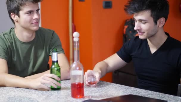 Contenu jeunes hommes faisant la fête à table — Video