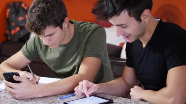 Jovens estudantes estudando com gadgets — Vídeo de Stock