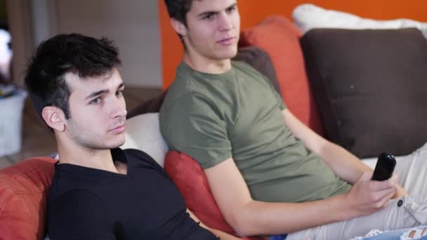 Друзі дивляться телебачення вдома — стокове відео