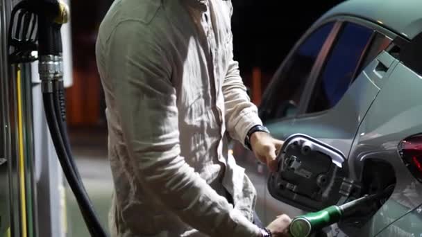 Joven alimentando su coche en la gasolinera — Vídeo de stock