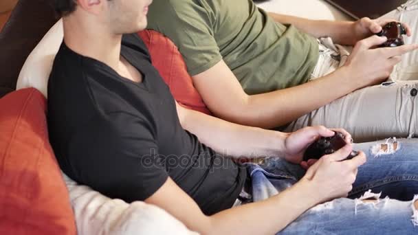 Jovens amigos jogando videogames com joysticks — Vídeo de Stock