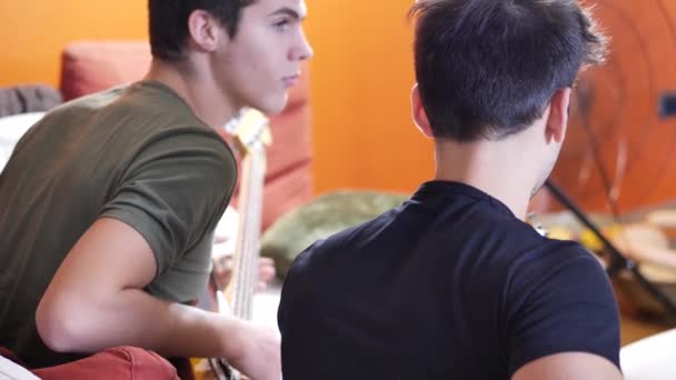 Junge Männer spielen E-Gitarren — Stockvideo