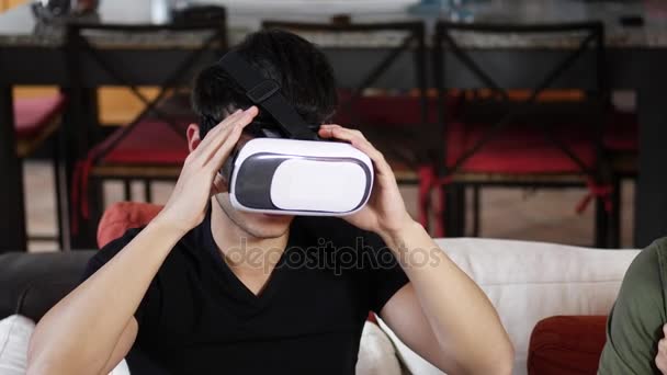 Веселые мужчины веселятся с VR гарнитурой — стоковое видео