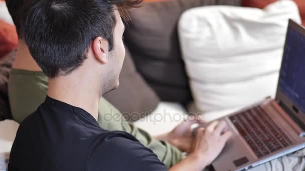 Двоє молодих друзів-чоловіків використовують ноутбук — стокове відео