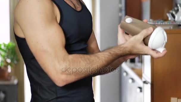 Joven bebiendo una bebida de batido o un batido de proteínas — Vídeos de Stock