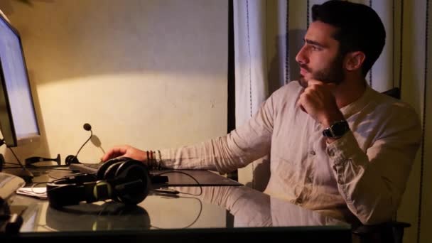 自宅で机に座っている労働者の不安 — ストック動画