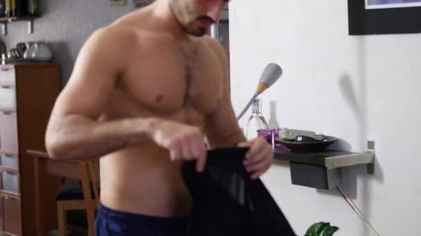 Homem sexy se preparando para esportes, vestir — Vídeo de Stock