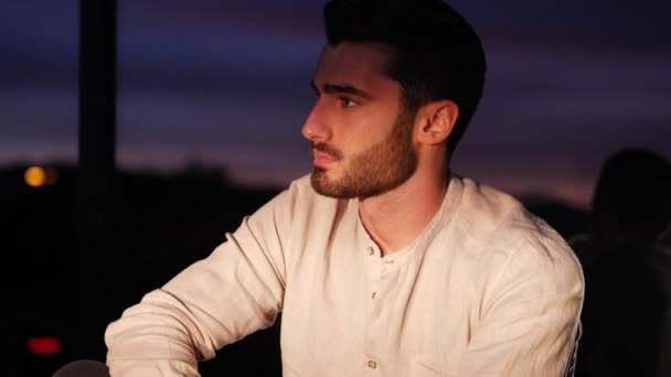 Atractivo retrato de hombre joven al atardecer — Vídeos de Stock