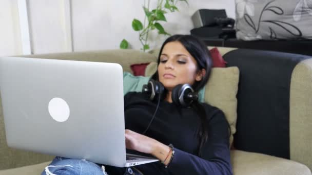 Jolie jeune femme travaillant sur ordinateur portable PC — Video