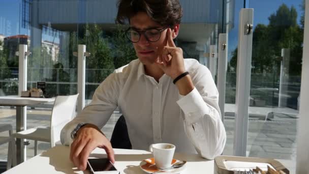 Jeune homme tapant sur téléphone portable en plein air — Video