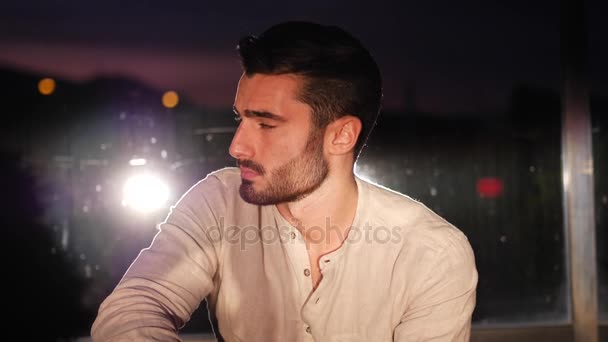 Çekici bir genç adam portre gün batımında — Stok video