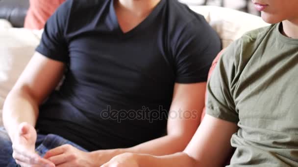 Два молодых друга-мужчины используют планшетный компьютер — стоковое видео