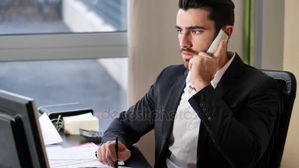 Negocio molesto y preocupado por teléfono en la oficina — Vídeo de stock