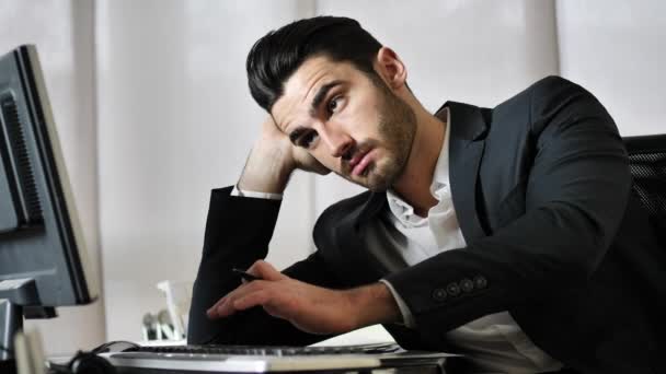 Cansado entediado jovem empresário no escritório — Vídeo de Stock