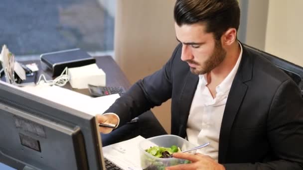 Büroangestellte beim Reden und Essen — Stockvideo