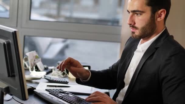 Trabalhador de escritório assistindo tablet PC no local de trabalho — Vídeo de Stock