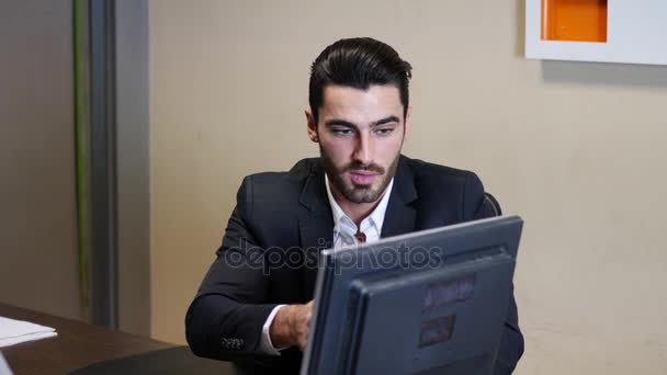 Empresario apuntando a la pantalla del monitor — Vídeo de stock