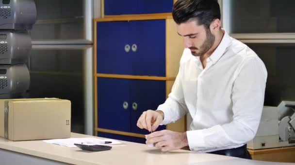 Zakenman in kantoor drinken koffie tijdens het werken — Stockvideo