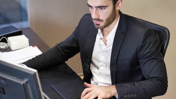 Uomo concentrato utilizzando tablet grafico in ufficio — Video Stock