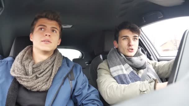 Ανδρών casual στην οδήγηση αυτοκινήτου — Αρχείο Βίντεο