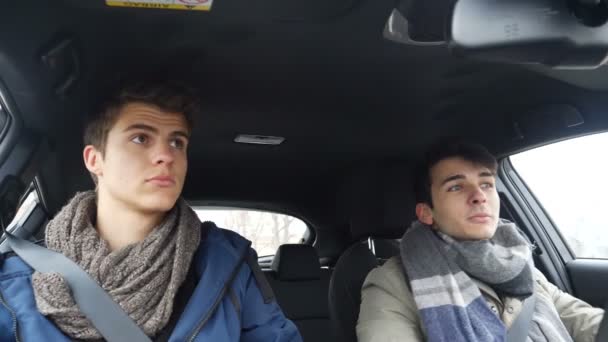 Casuais homens em carro de condução — Vídeo de Stock