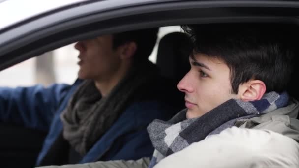 Hombres explorando coche juntos sentados dentro — Vídeo de stock