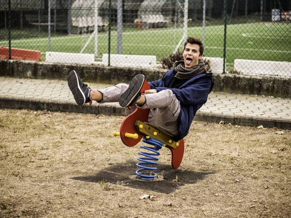 Genç adam onun çocukluk reliving — Stok fotoğraf