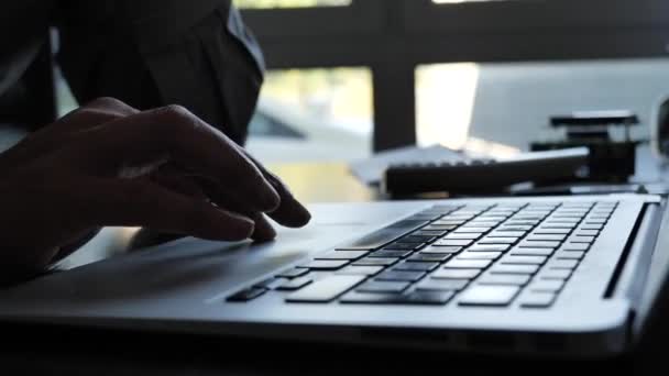 Mãos masculinas digitando no teclado do computador — Vídeo de Stock
