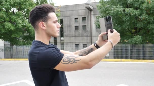 Joven tomando foto selfie afuera — Vídeos de Stock