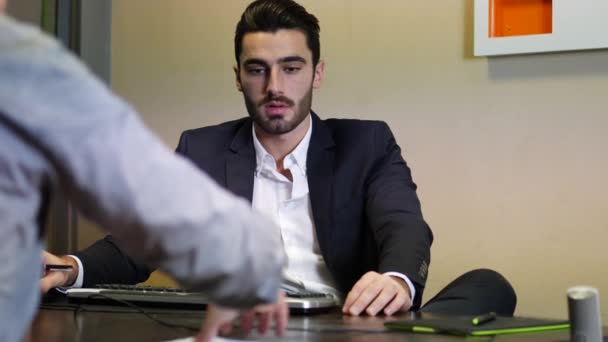 Entrepreneurs signant un contrat ou un document — Video