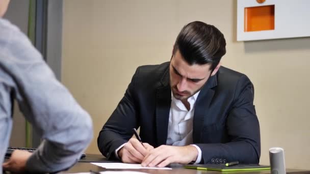 Entrepreneurs signant un contrat ou un document — Video