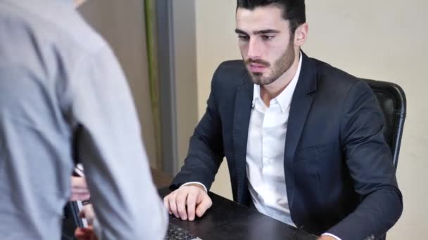 Empresário mostrando smartphone para outro homem — Vídeo de Stock