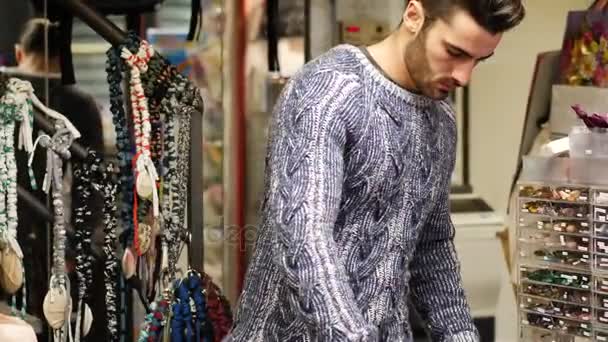 Male shopkeeper giftwrapping product — Stock Video