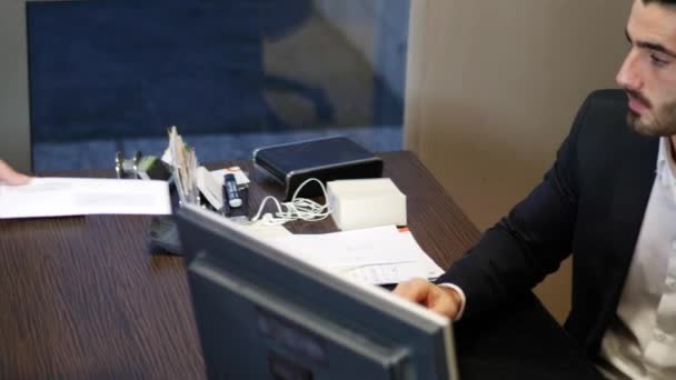 Бізнесмен в офісі отримує листування — стокове відео