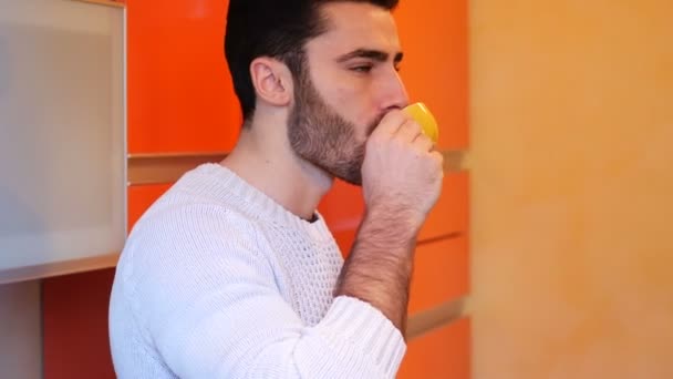 Joven bebiendo de la taza de café expreso — Vídeos de Stock