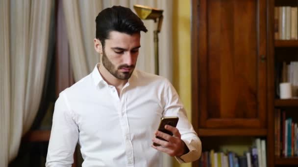 Csinos, fiatal férfi csinál selfie otthon — Stock videók